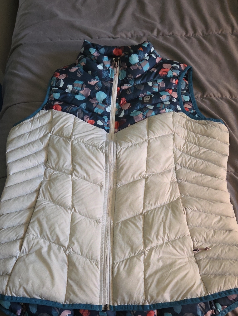 Orage White Quilted Puffer Vest with Multicolor Floral Yoke